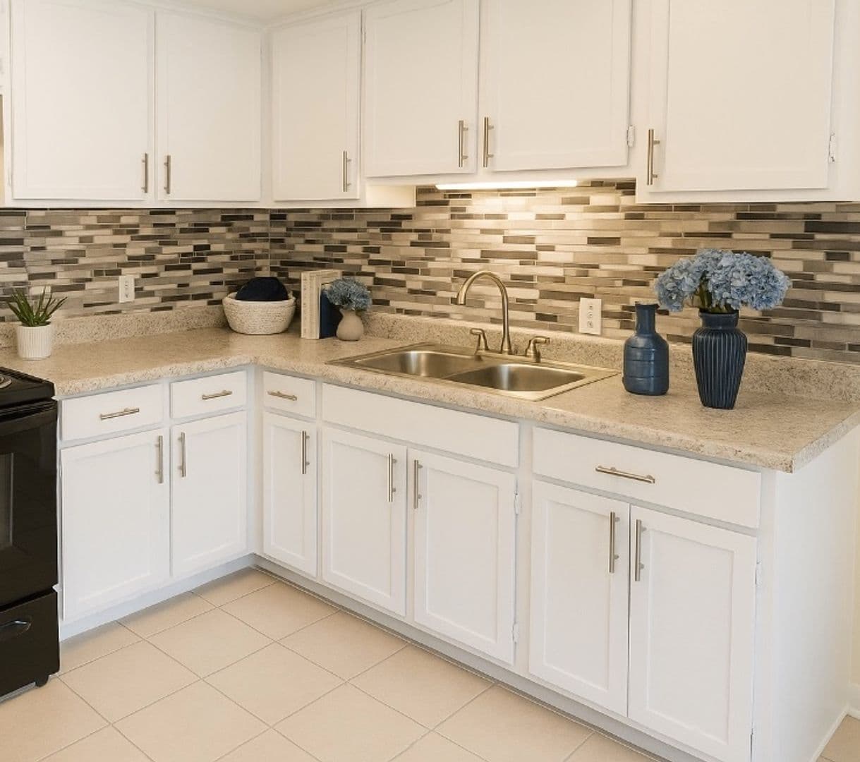 Morrow Apartment: 6252 N Lee St