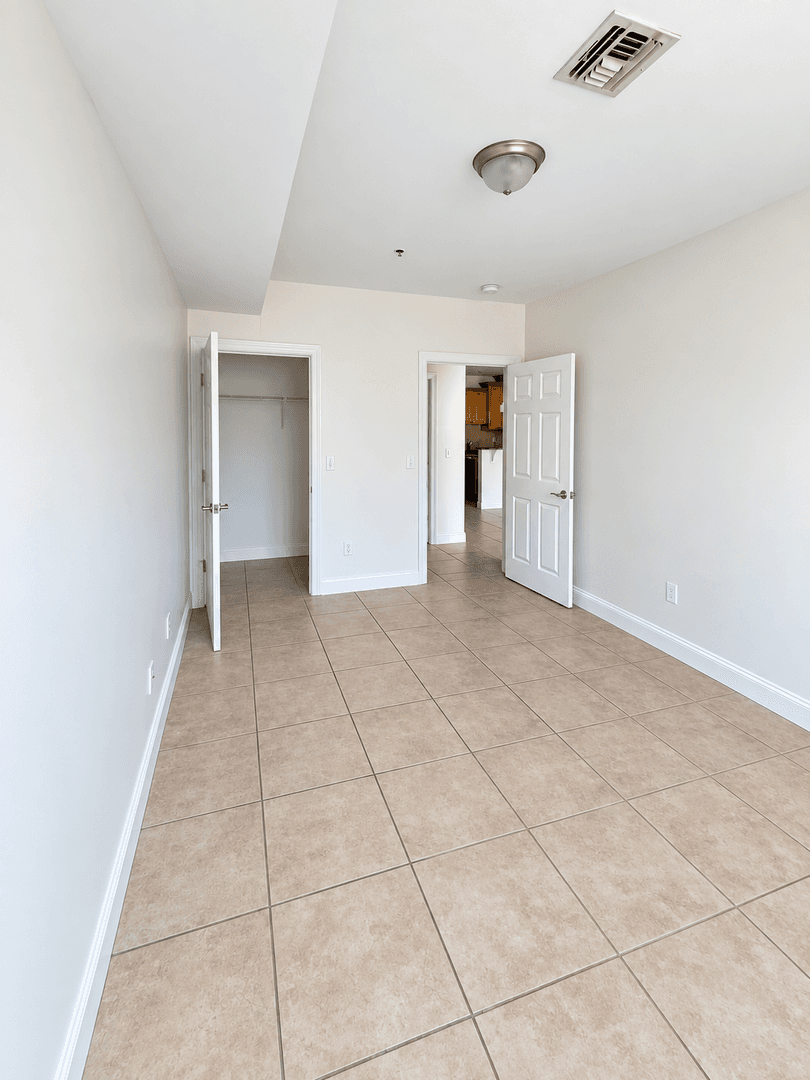 Guttenberg Apartment: 422-430 68th Street