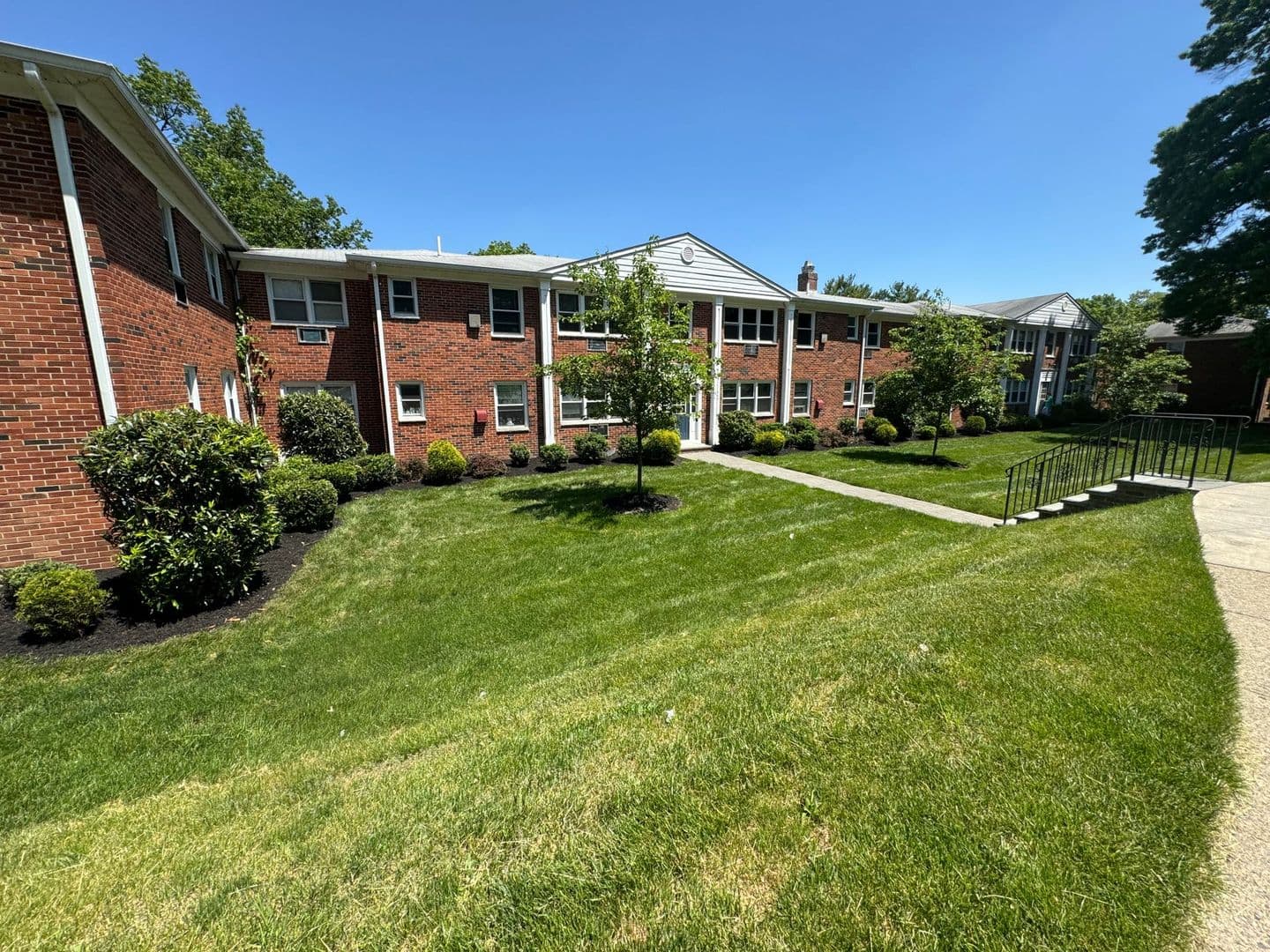Cedar Grove Apartment: 1059 Pompton Avenue