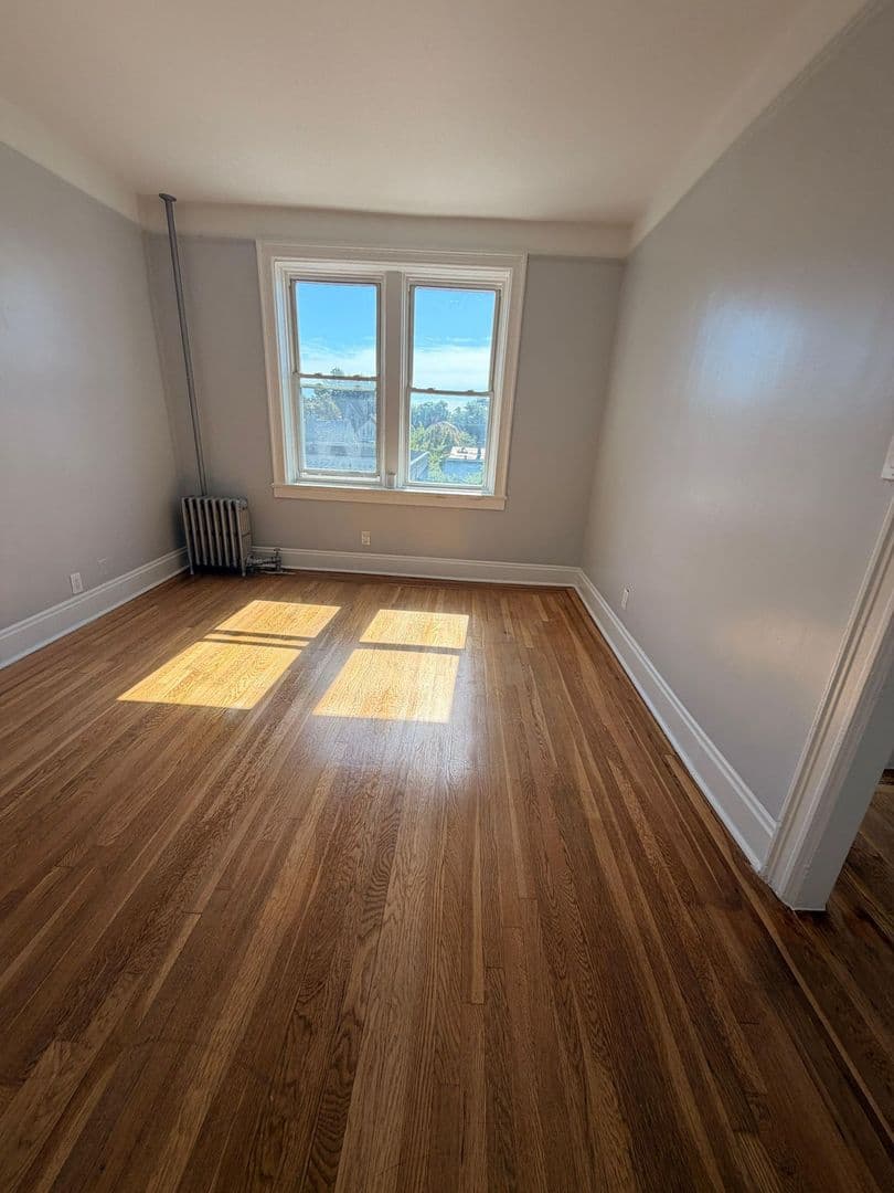 Jersey City Apartment: 136 Manhattan Avenue