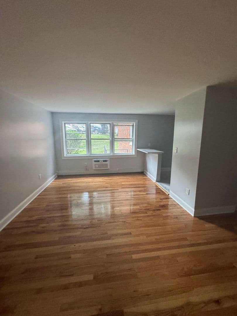 Cedar Grove Apartment: 1059 Pompton Avenue