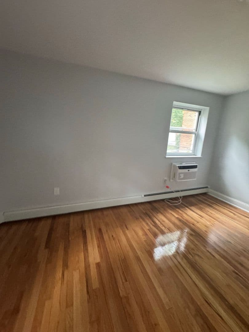 Cedar Grove Apartment: 1059 Pompton Avenue