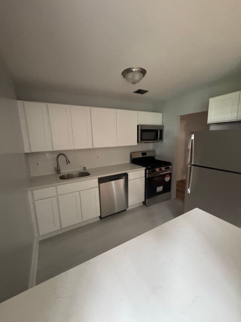 Cedar Grove Apartment: 1059 Pompton Avenue