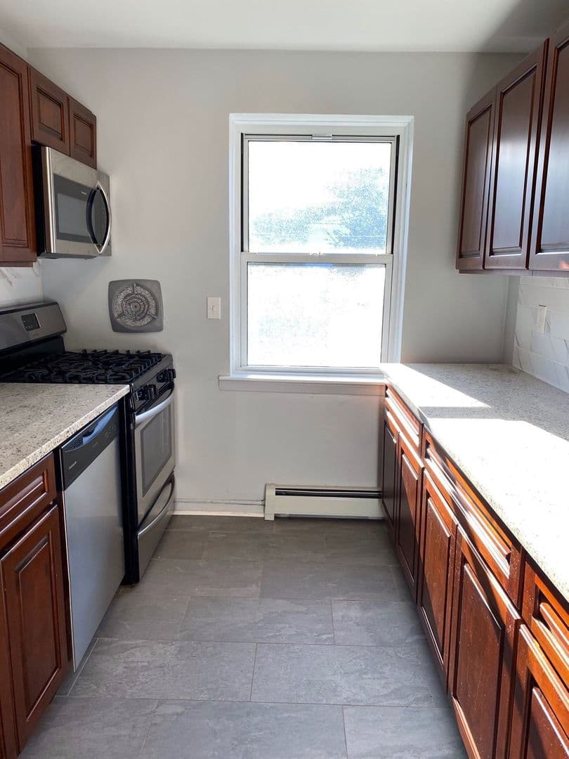 Cedar Grove Apartment: 1059 Pompton Avenue