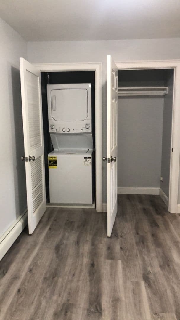 Cedar Grove Apartment: 1059 Pompton Avenue