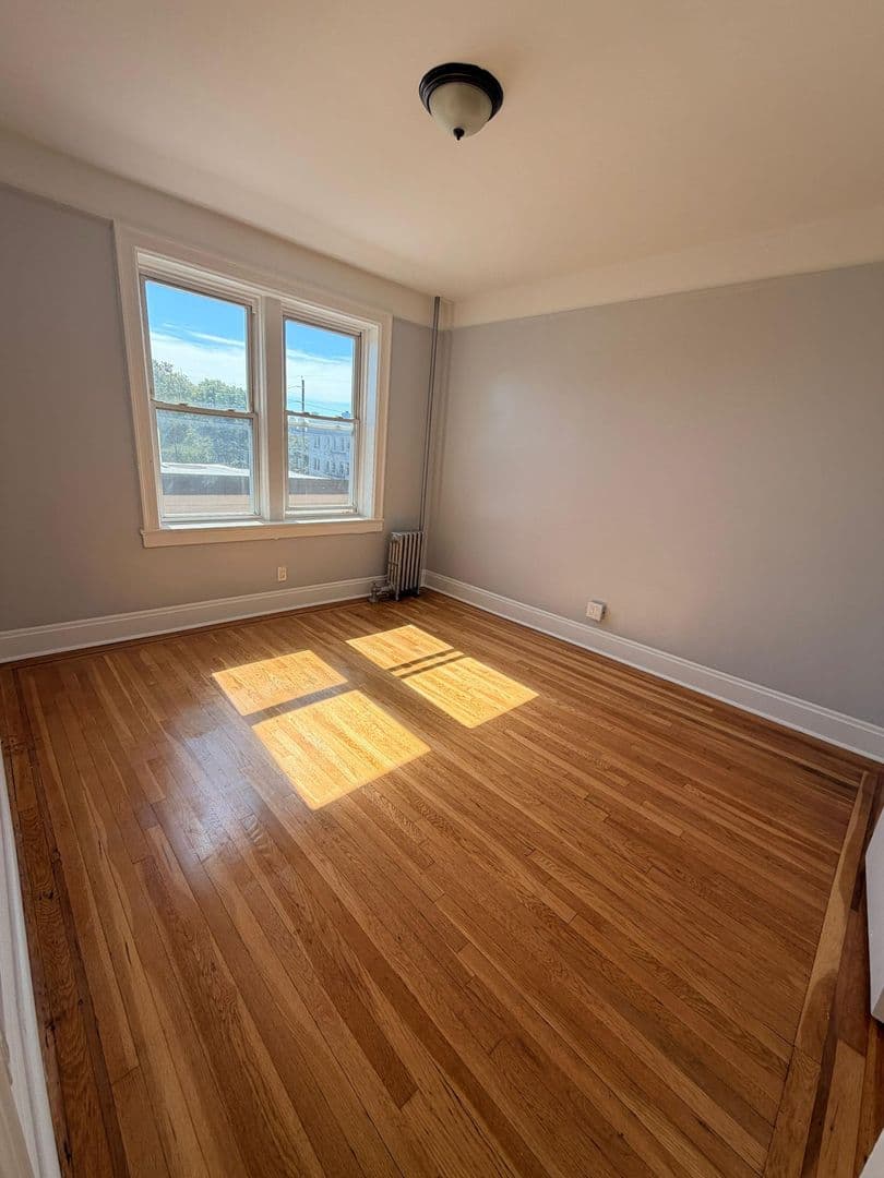 Jersey City Apartment: 136 Manhattan Avenue