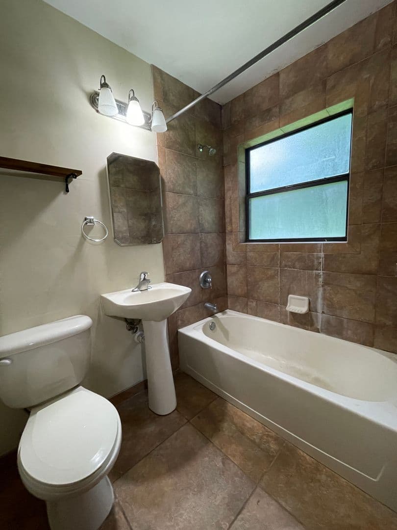 Gainesville House: 1410 NW 55th Terrace