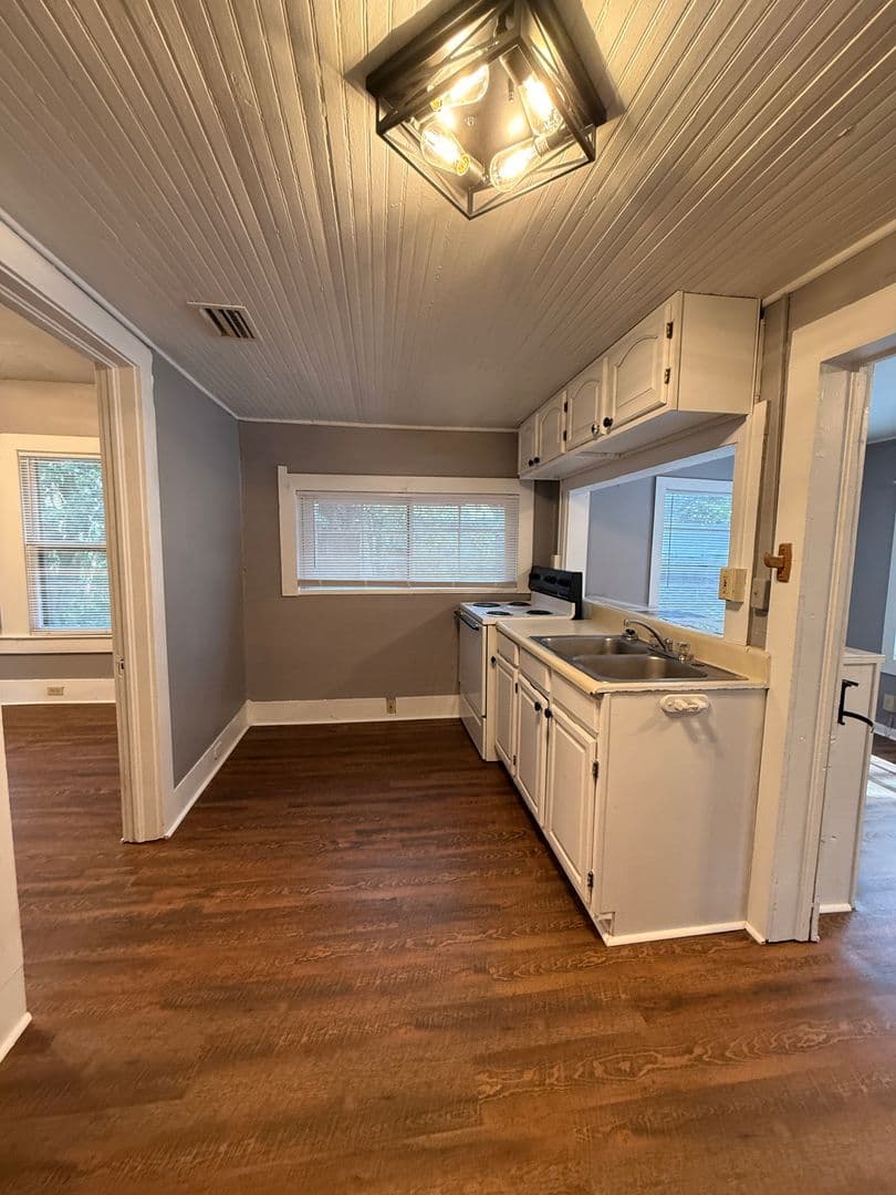 Gainesville House: 921 NW 30th Avenue
