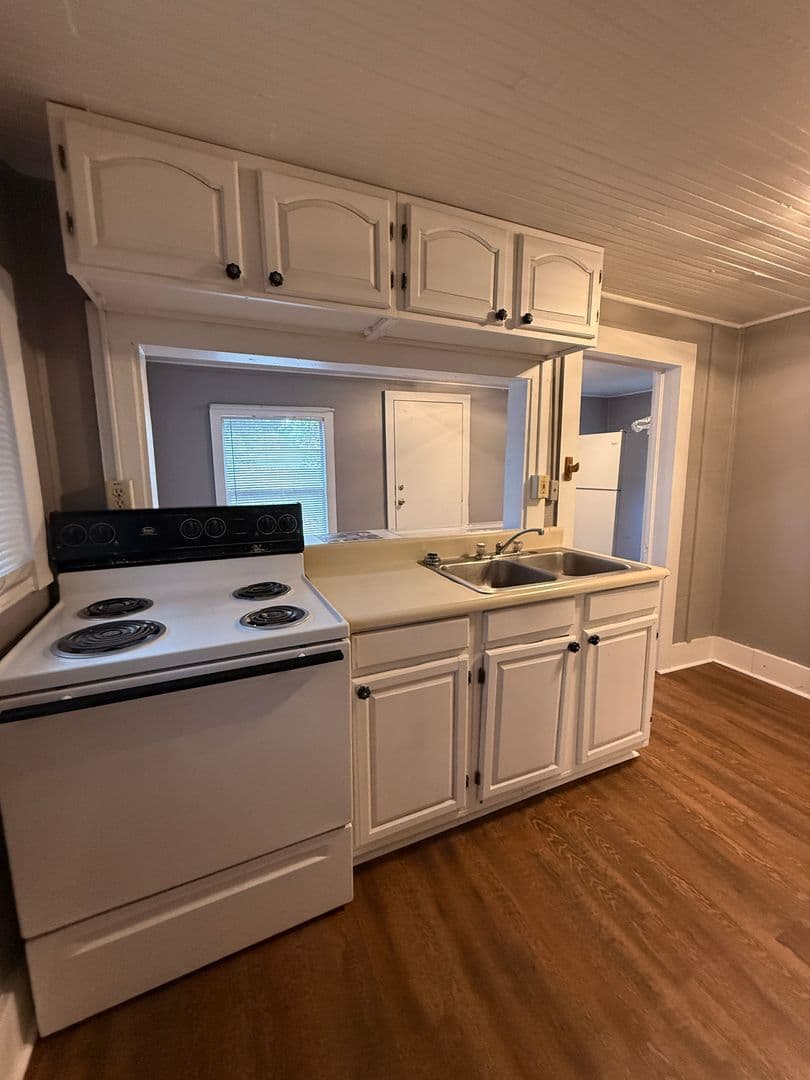 Gainesville House: 921 NW 30th Avenue