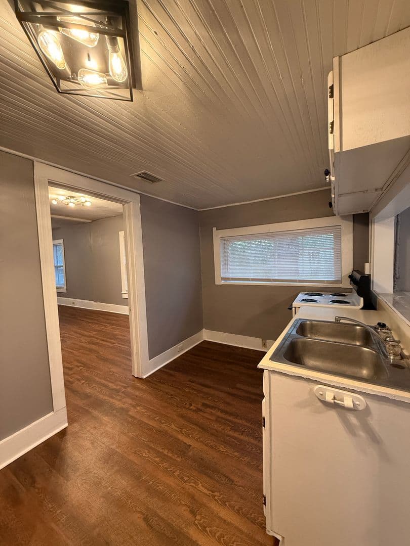 Gainesville House: 921 NW 30th Avenue