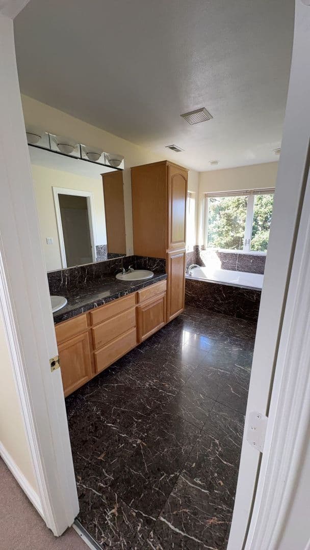 Portland House: 8055 SE 141st Ave