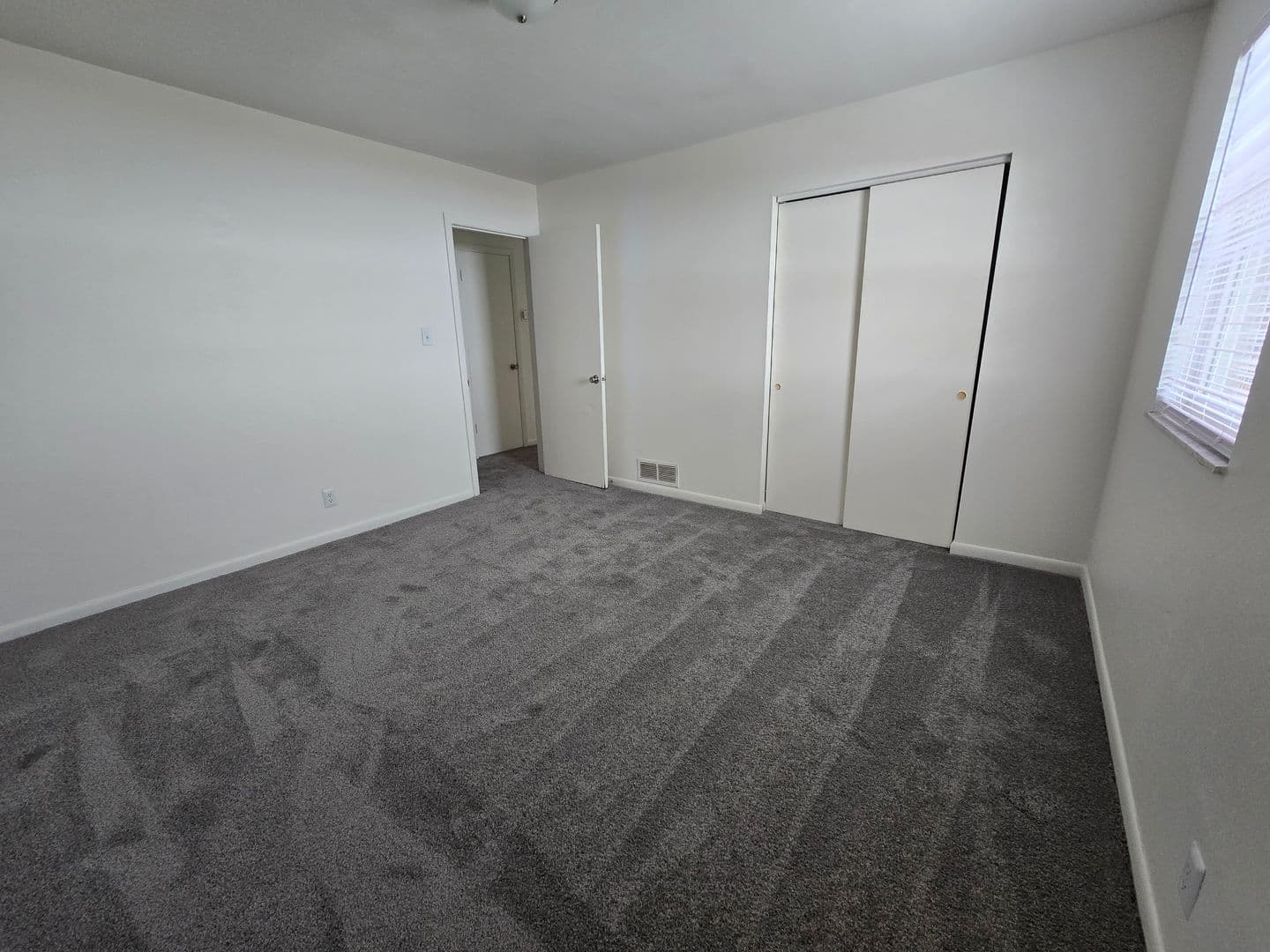 Evansville Apartment: 4982 Tippecanoe Dr.