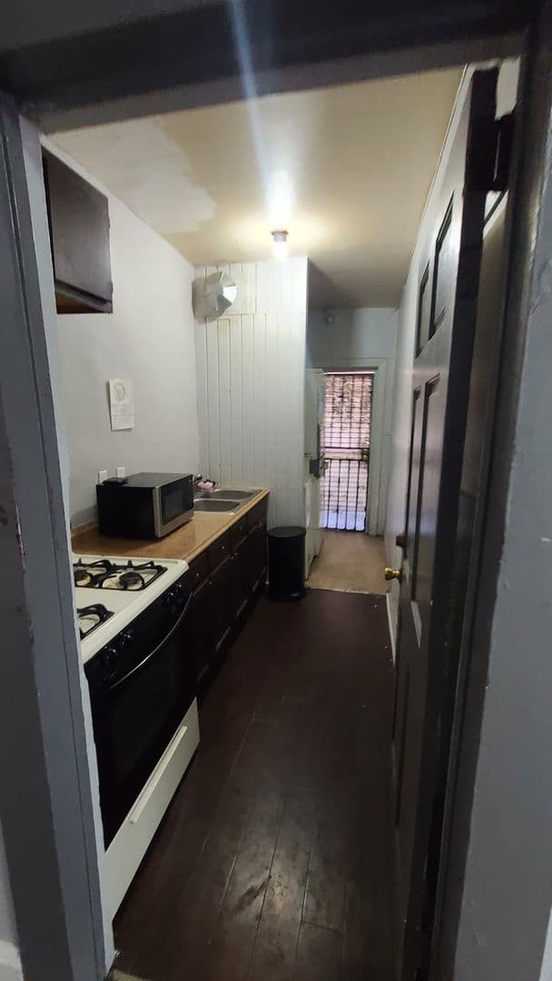 San Pedro Apartment: 1017 South Centre Street