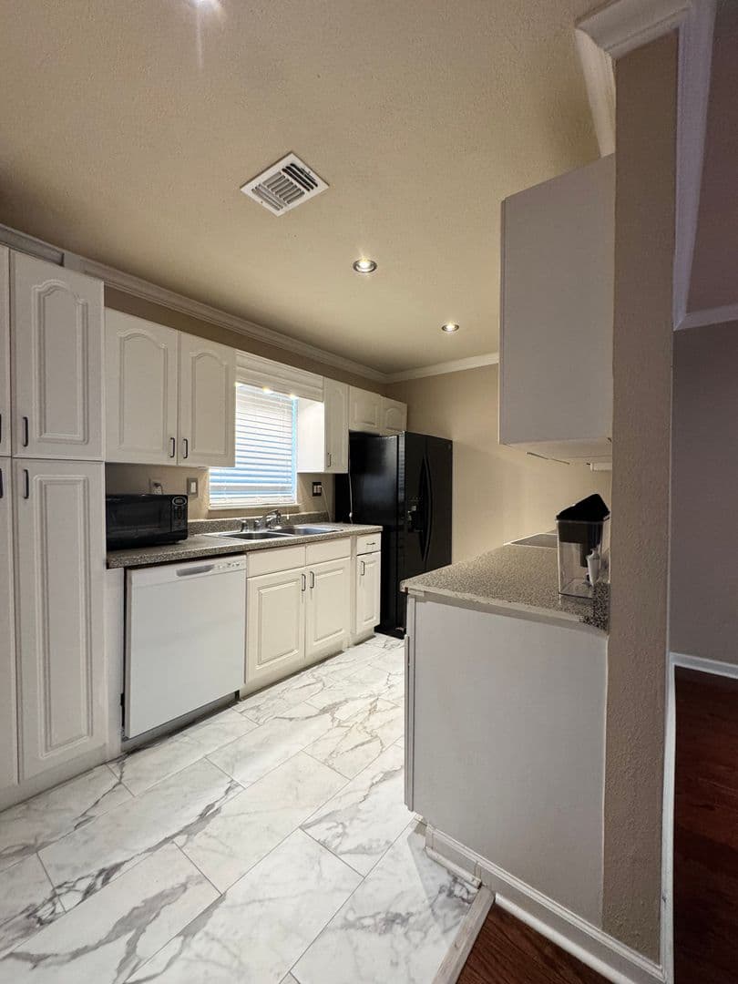 SAN ANTONIO House: 11311 SIR WINSTON UNIT #508