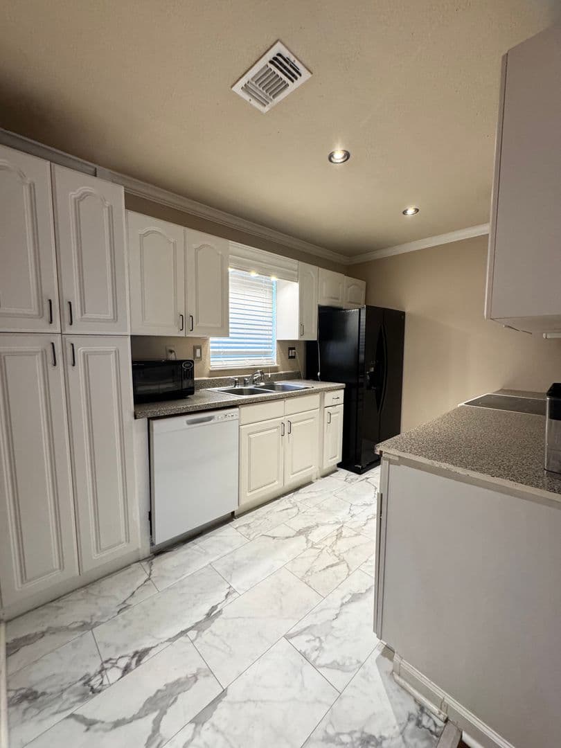 SAN ANTONIO House: 11311 SIR WINSTON UNIT #508