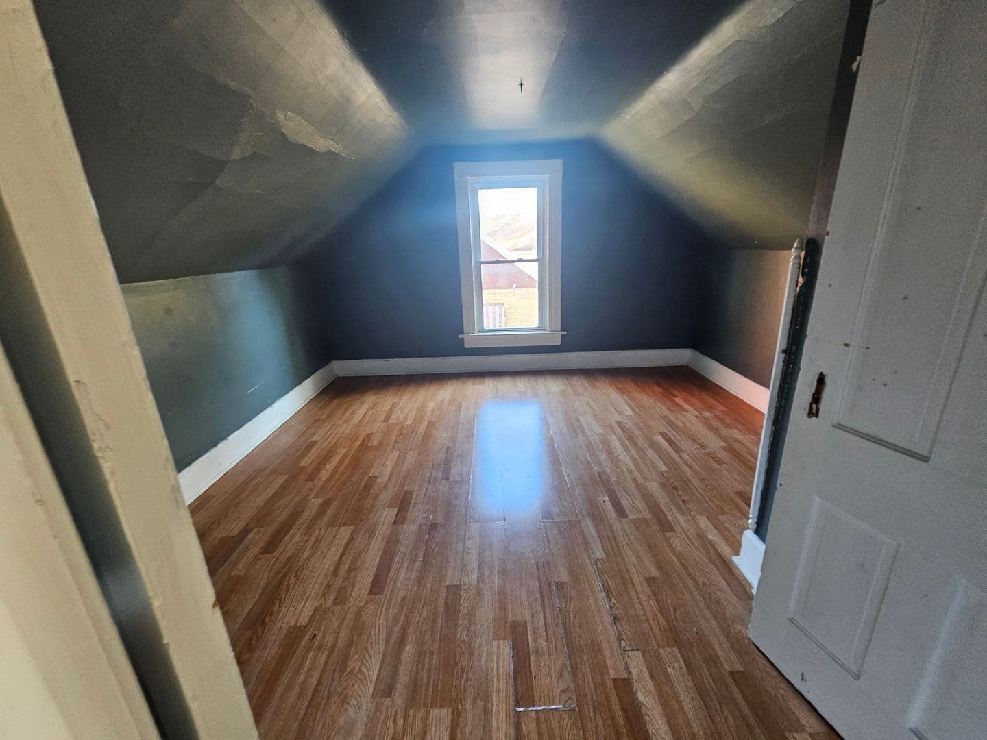 Davenport House: 2029 W 1st St