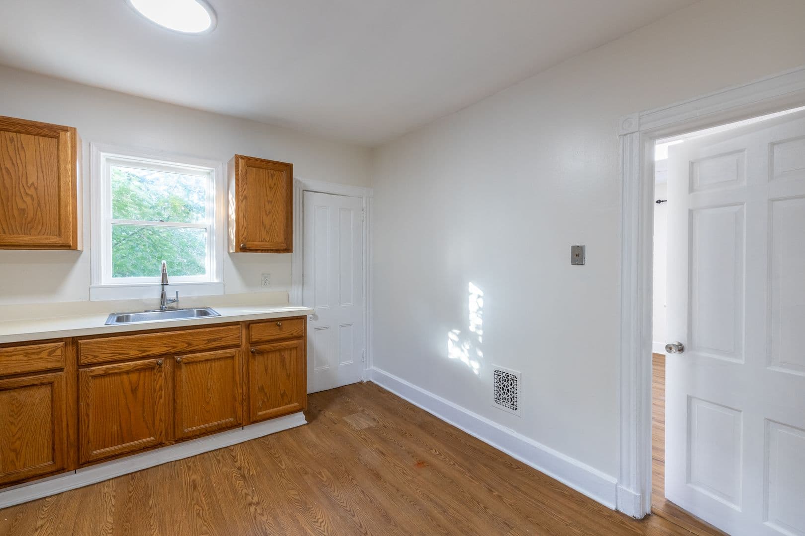 Dunellen Apartment: 348 Front St