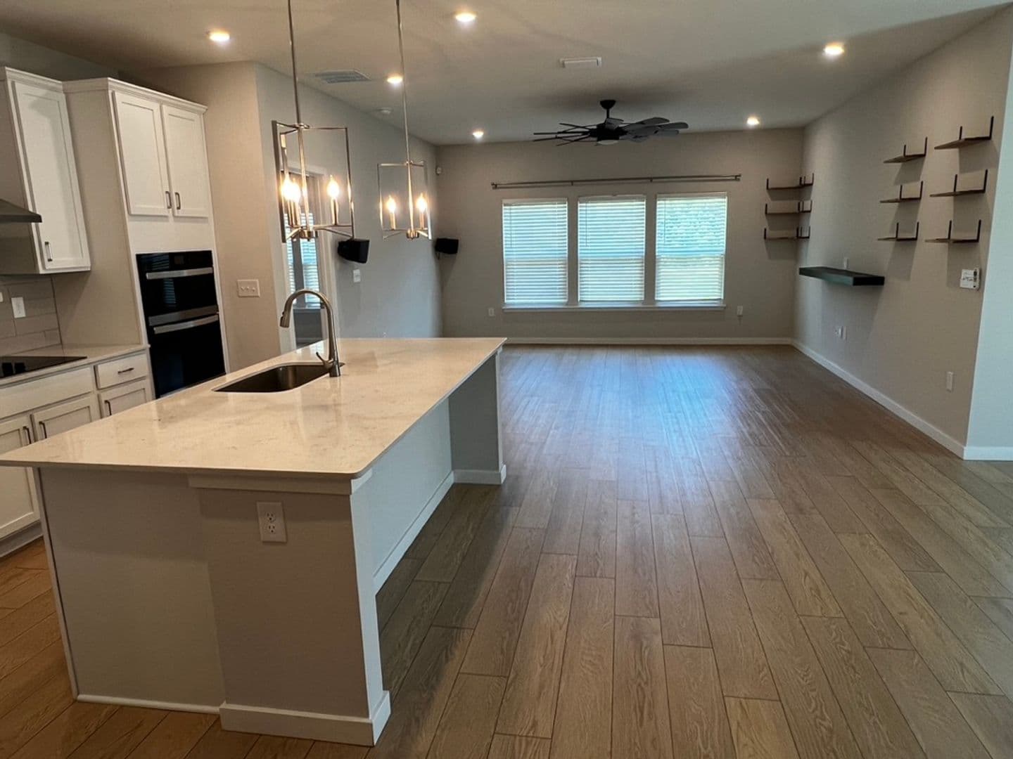 Kingsland House: 204 Park View Lane