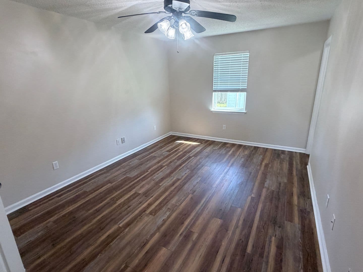 Kingsland House: 308 Lakeview Drive