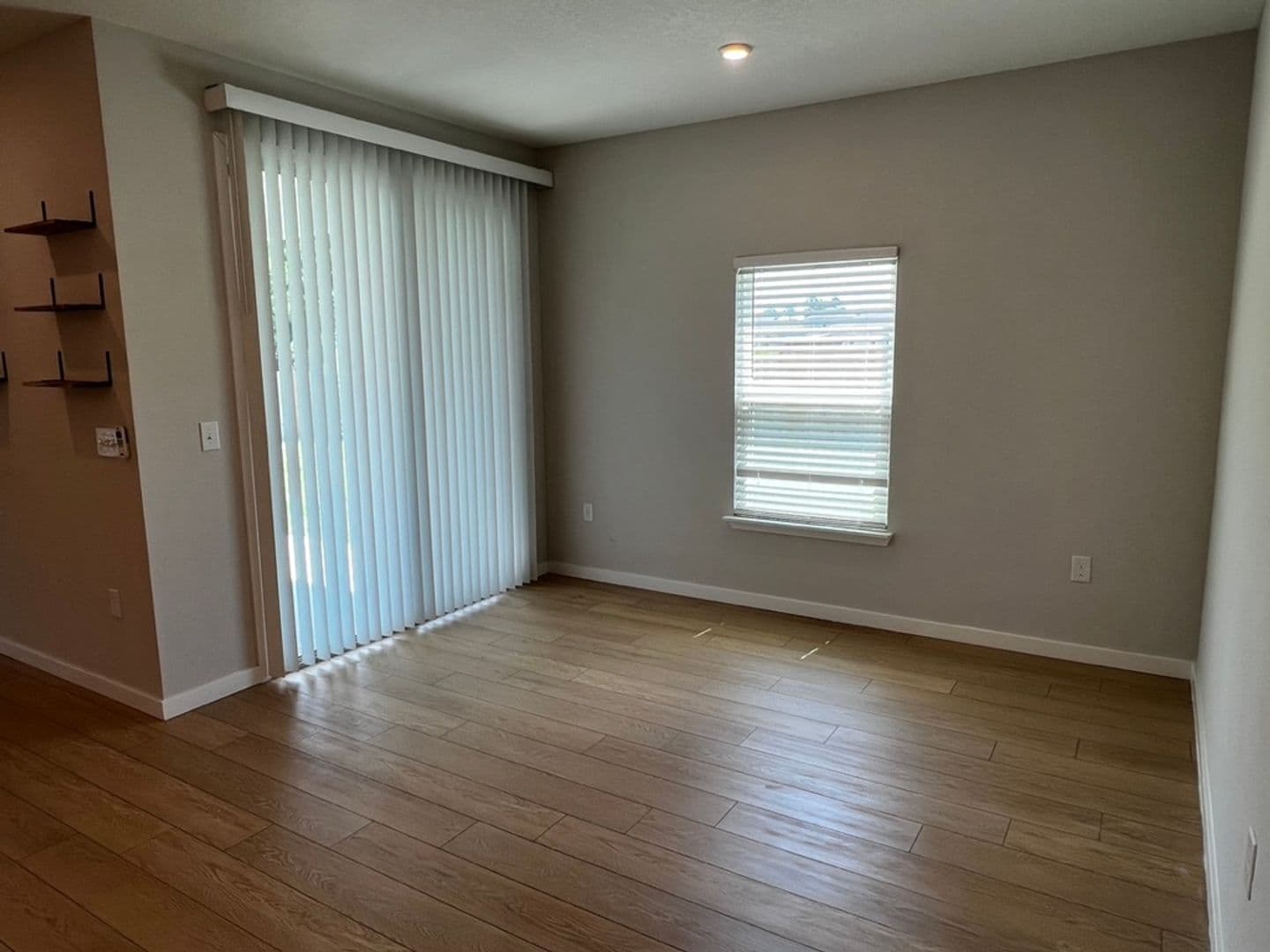 Kingsland House: 204 Park View Lane