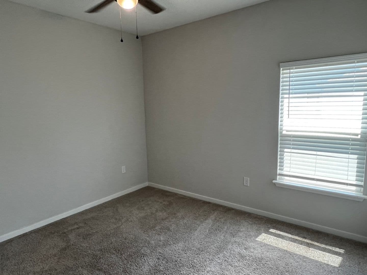 Kingsland House: 204 Park View Lane