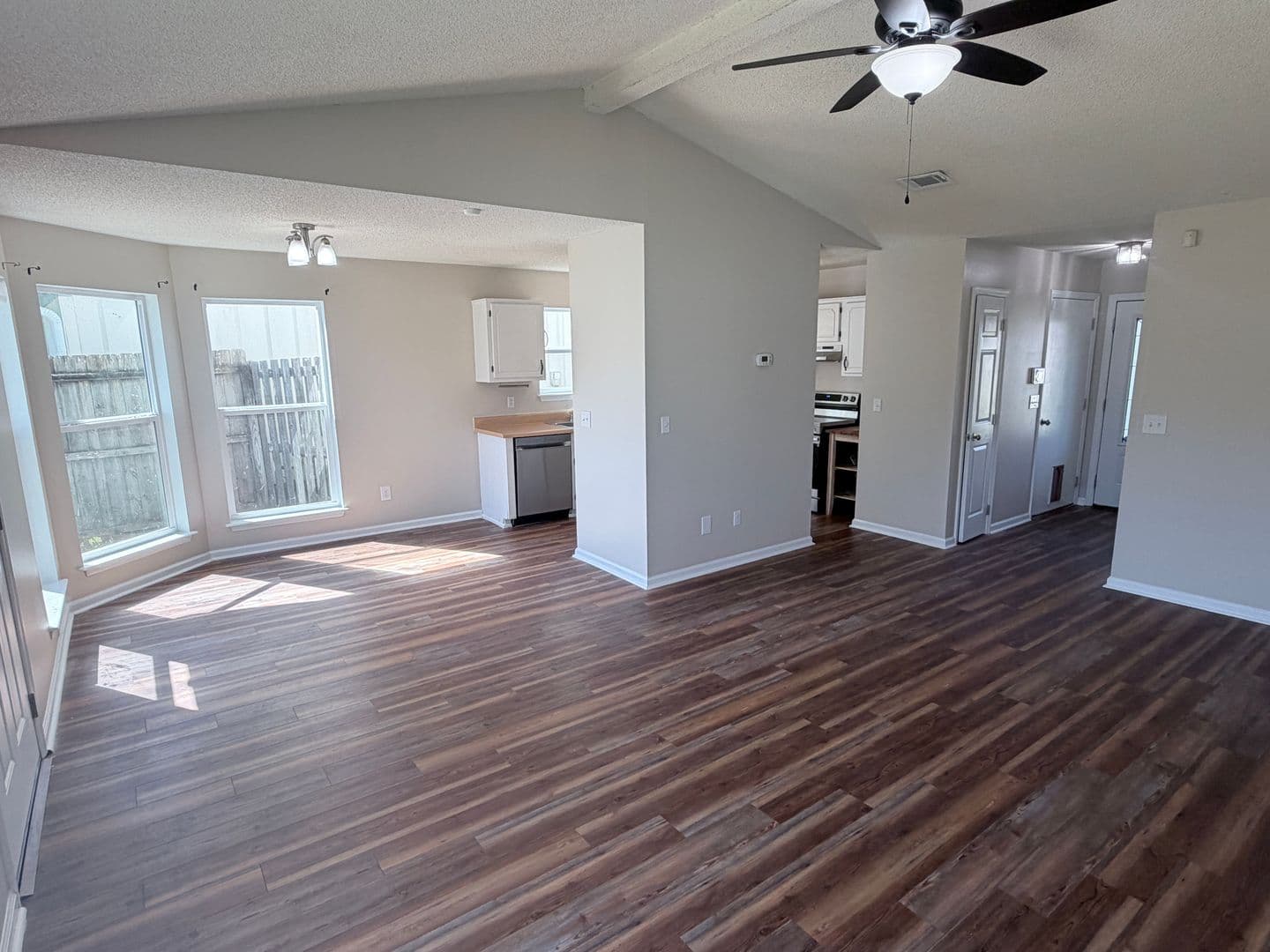 Kingsland House: 308 Lakeview Drive