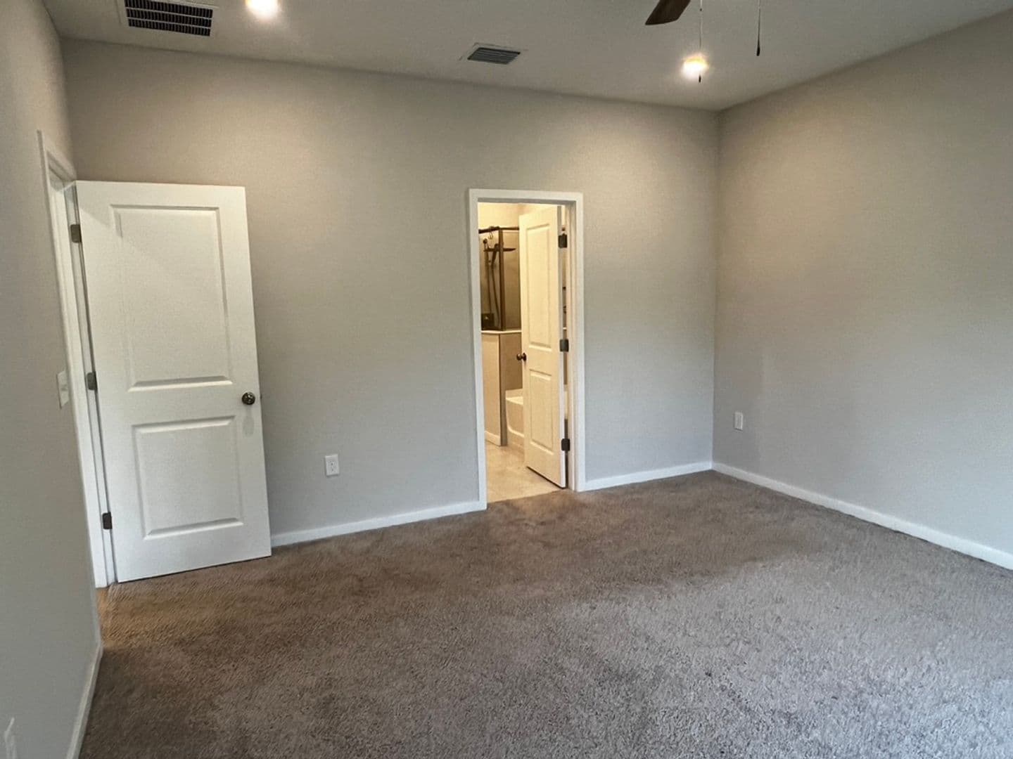Kingsland House: 204 Park View Lane