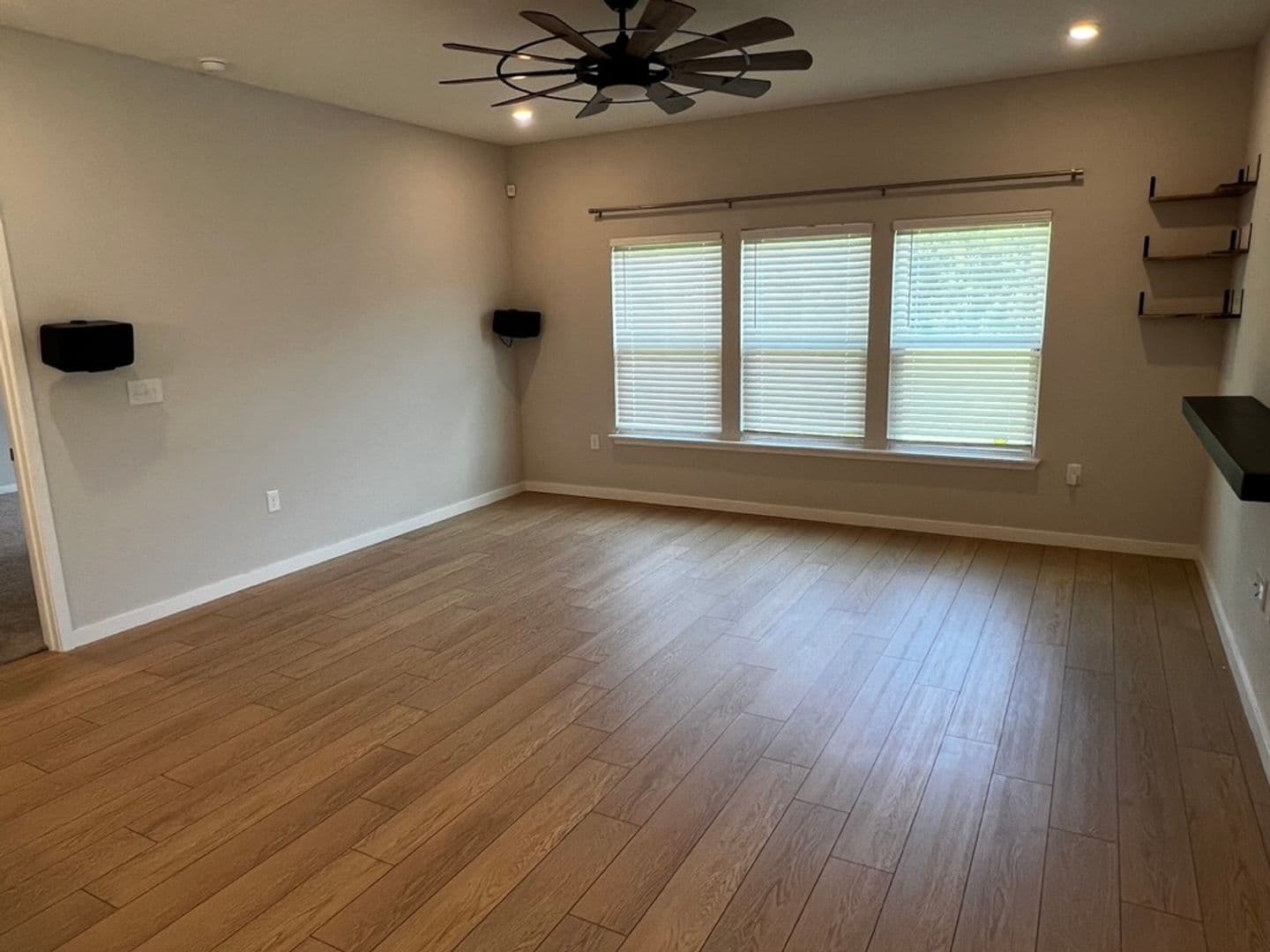 Kingsland House: 204 Park View Lane