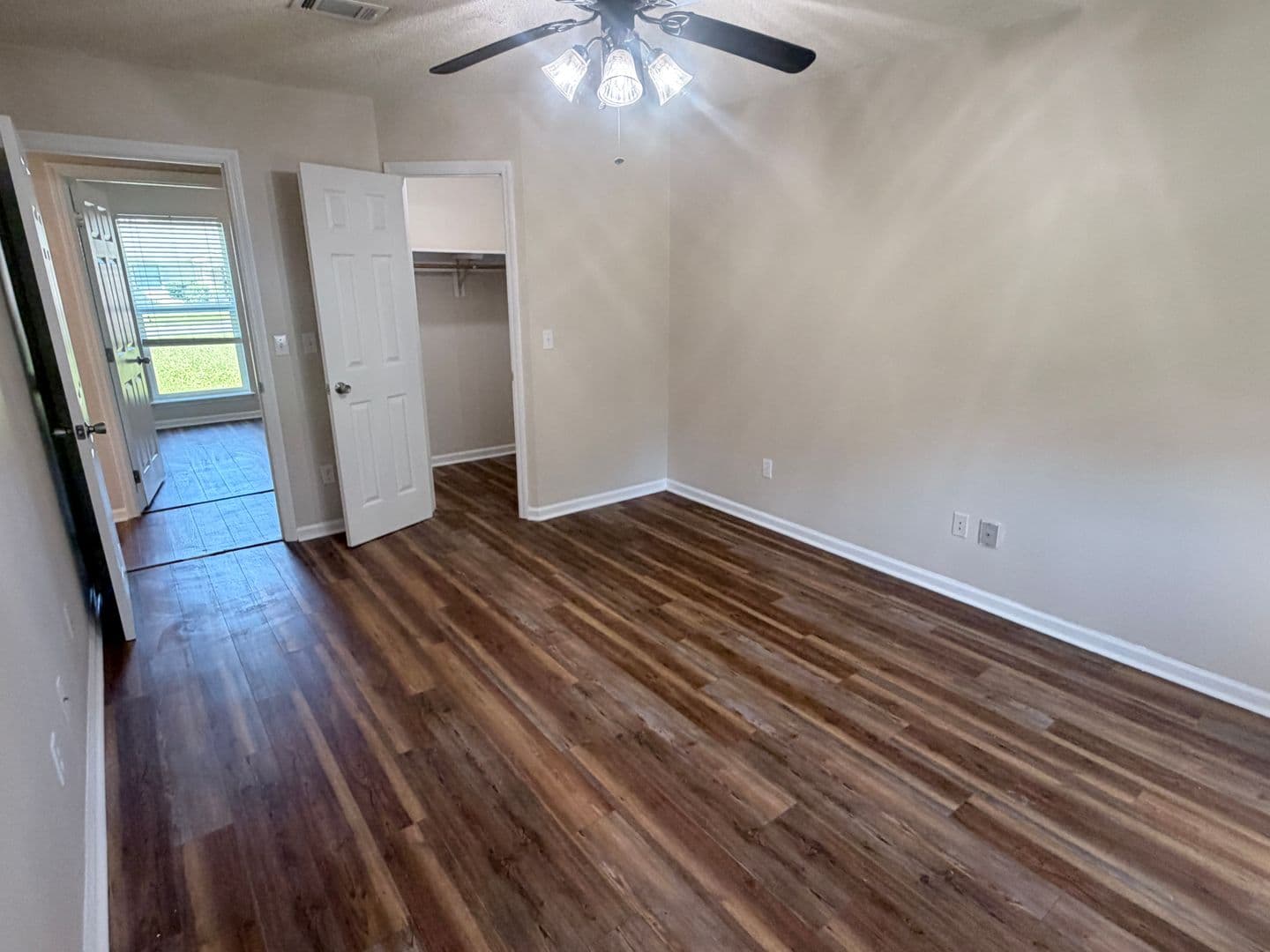 Kingsland House: 308 Lakeview Drive