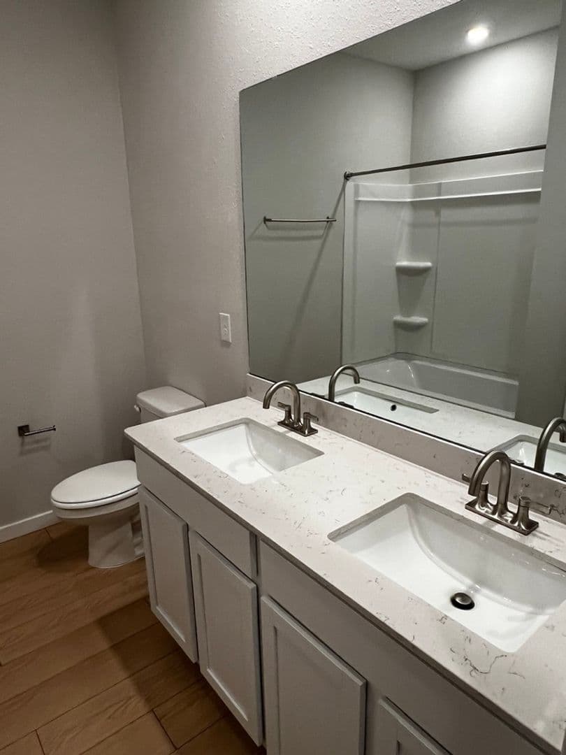 Kingsland House: 204 Park View Lane