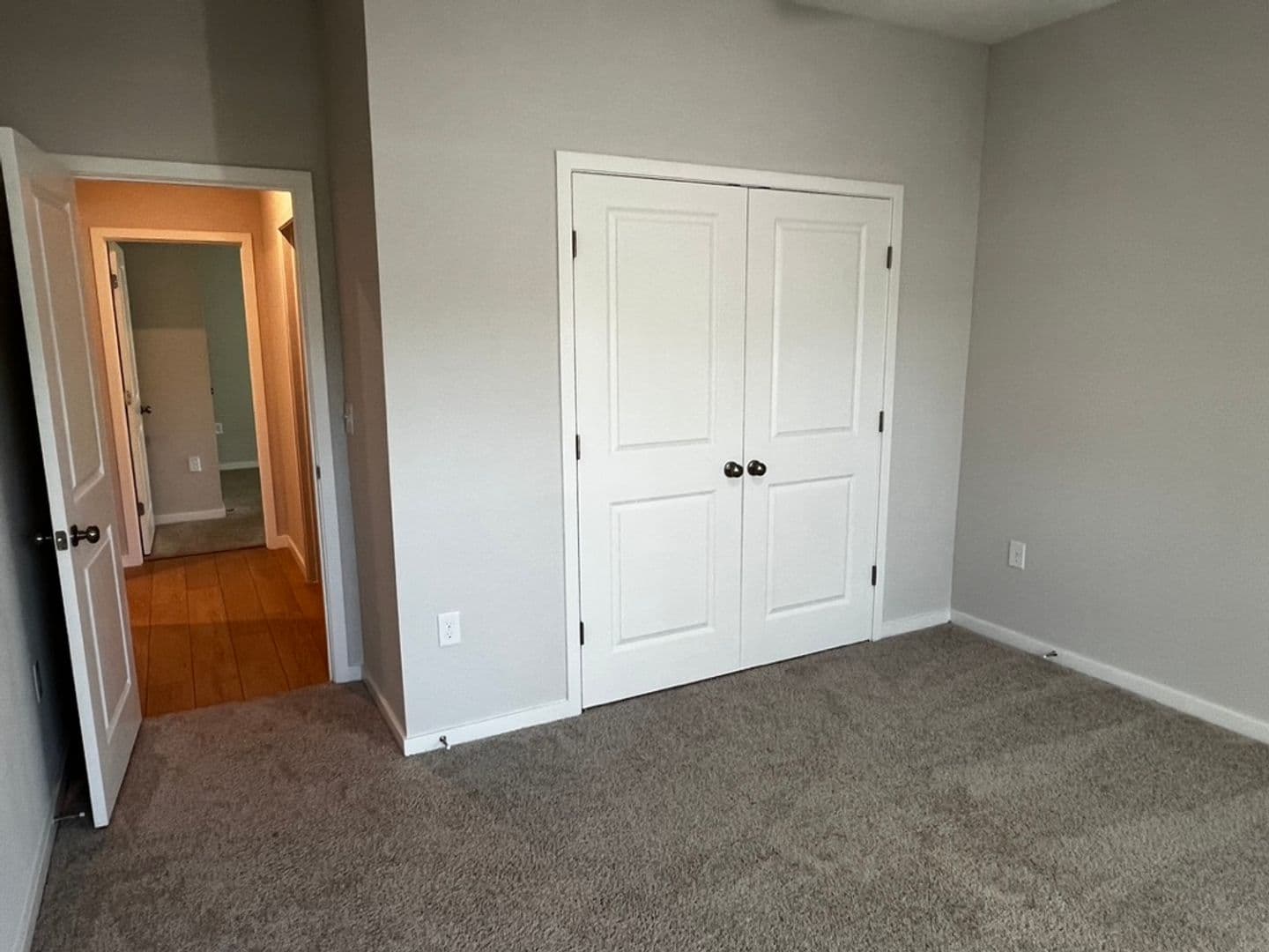 Kingsland House: 204 Park View Lane