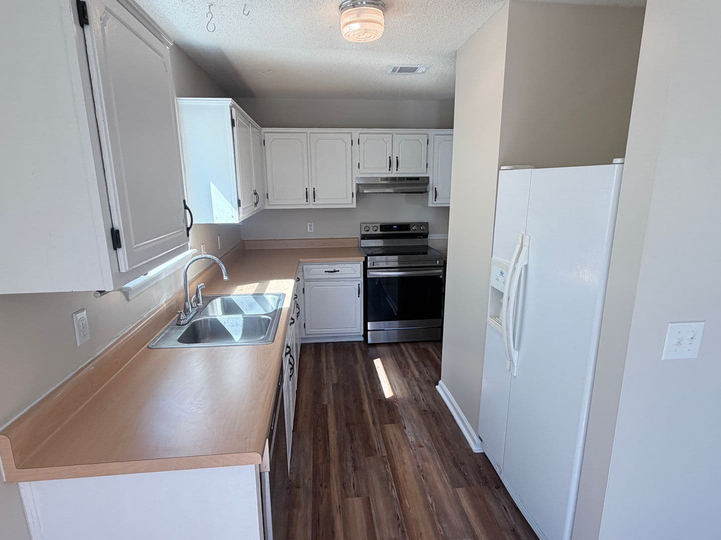 Kingsland House: 308 Lakeview Drive