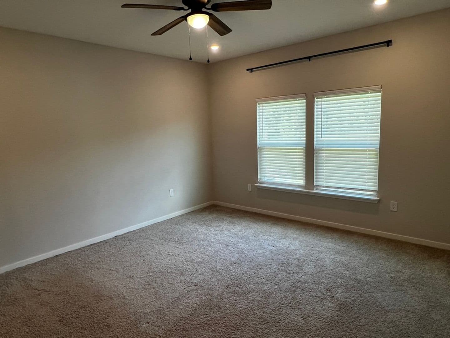 Kingsland House: 204 Park View Lane