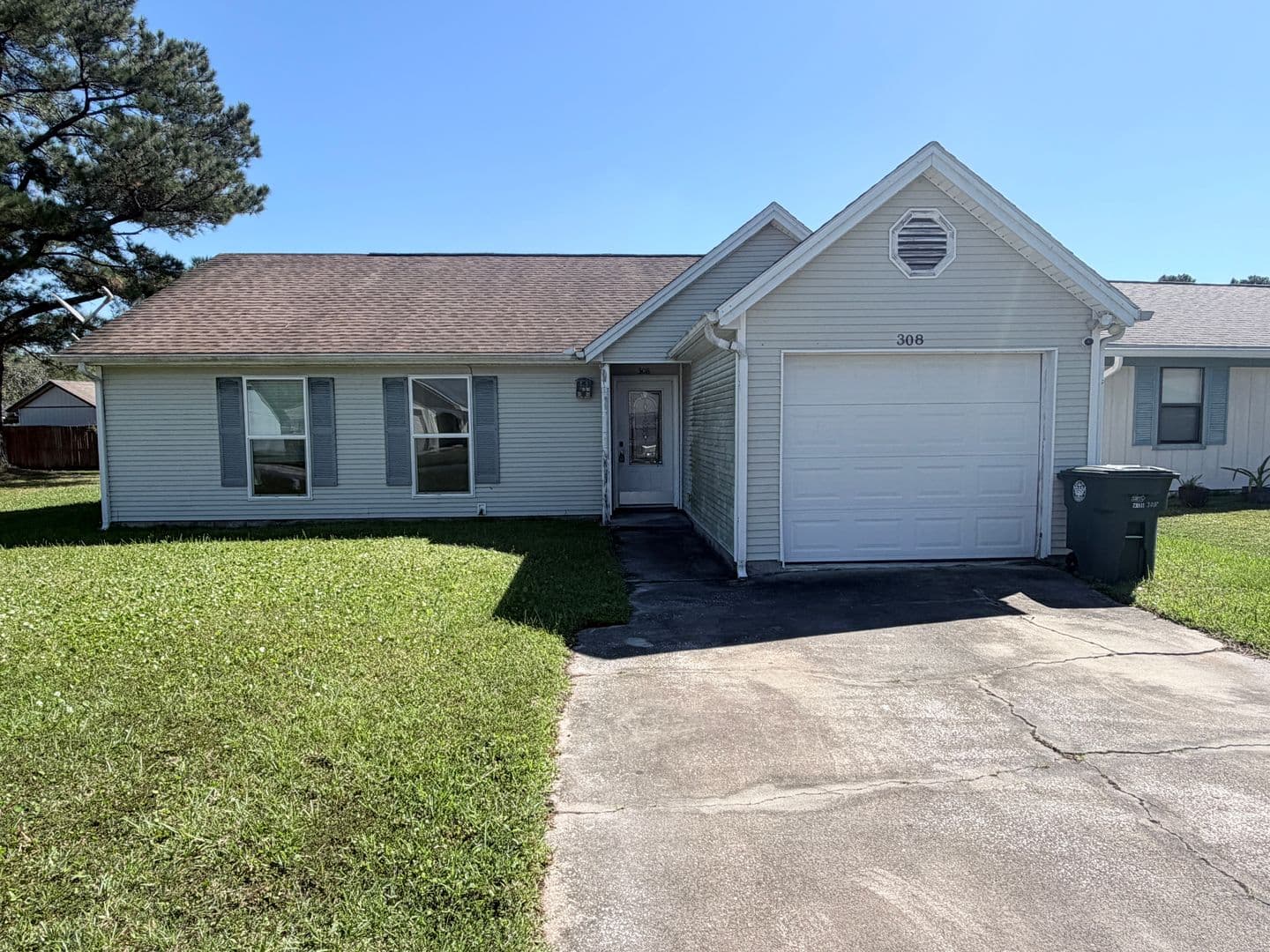Kingsland House: 308 Lakeview Drive