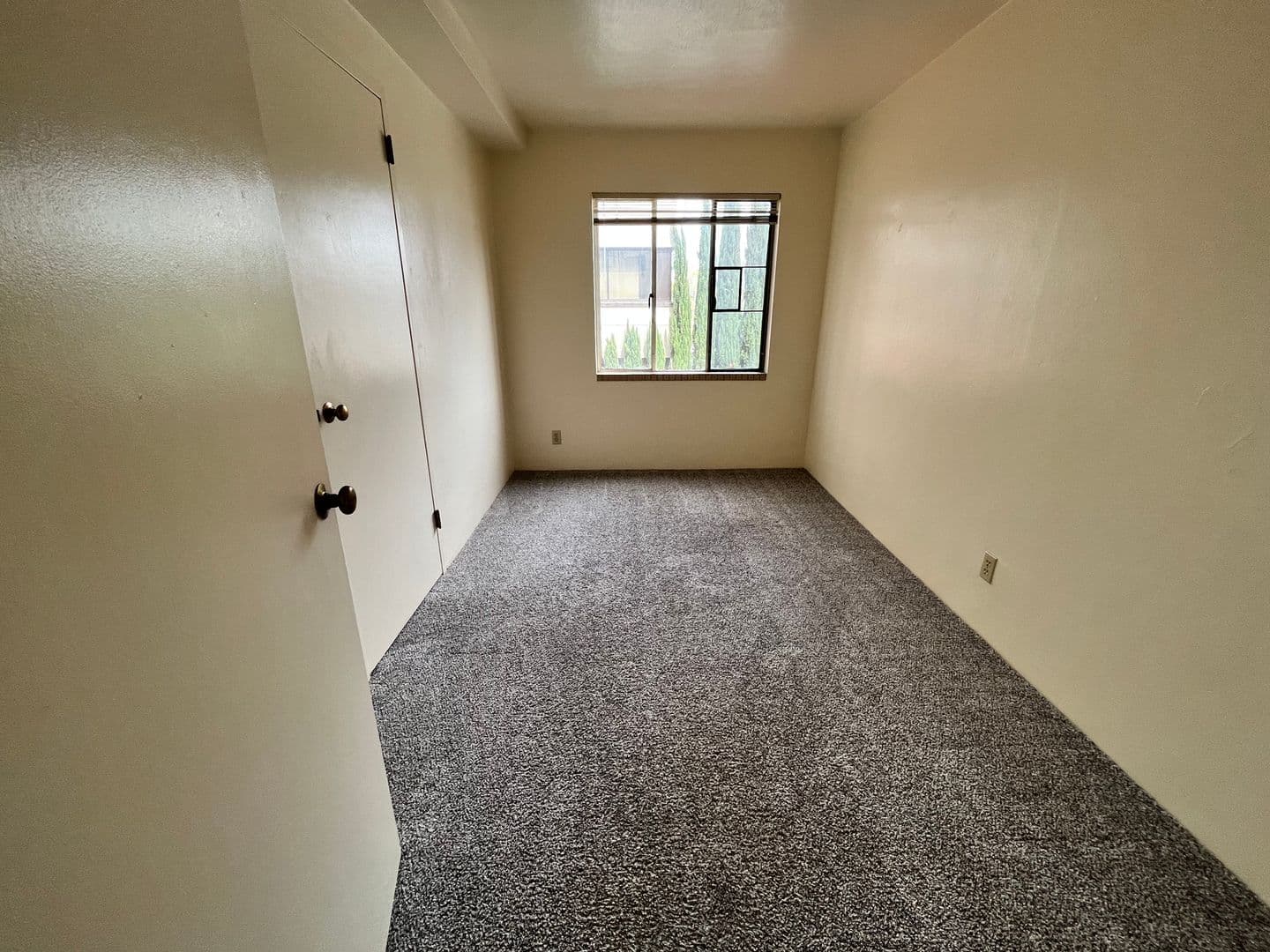 Medford Apartment: 235 S Oakdale Ave.