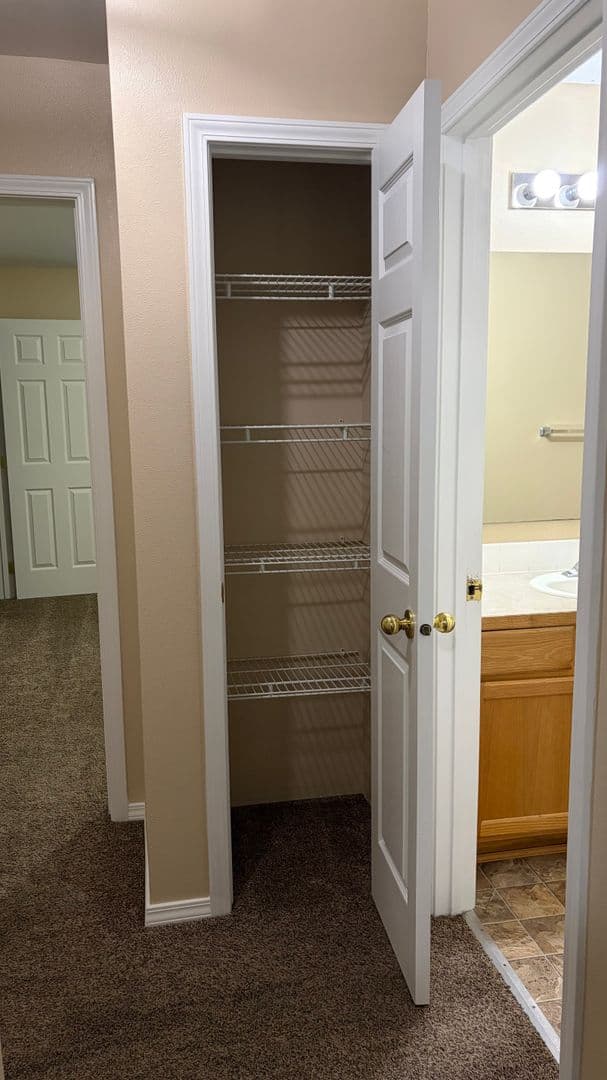 Hermiston Apartment: 1915 NE 4th St.