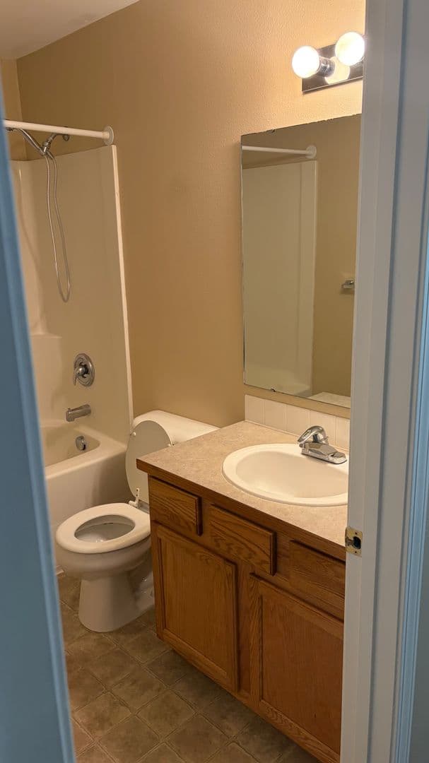Hermiston Apartment: 1915 NE 4th St.