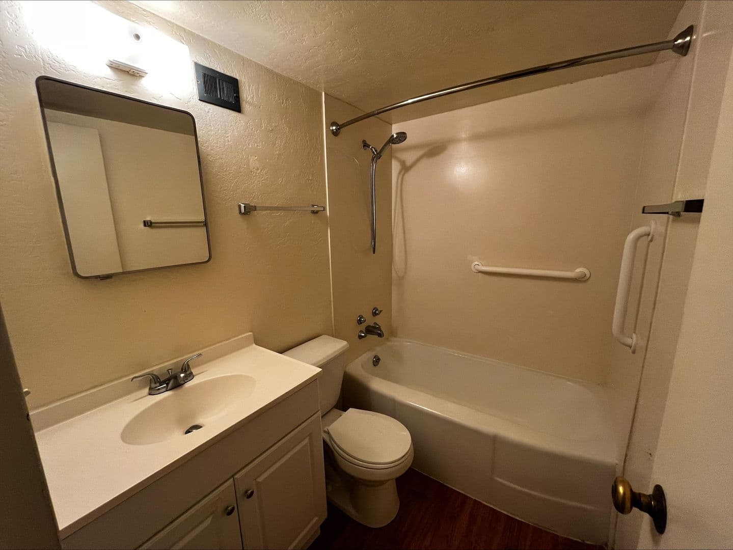 Medford Apartment: 235 S Oakdale Ave.