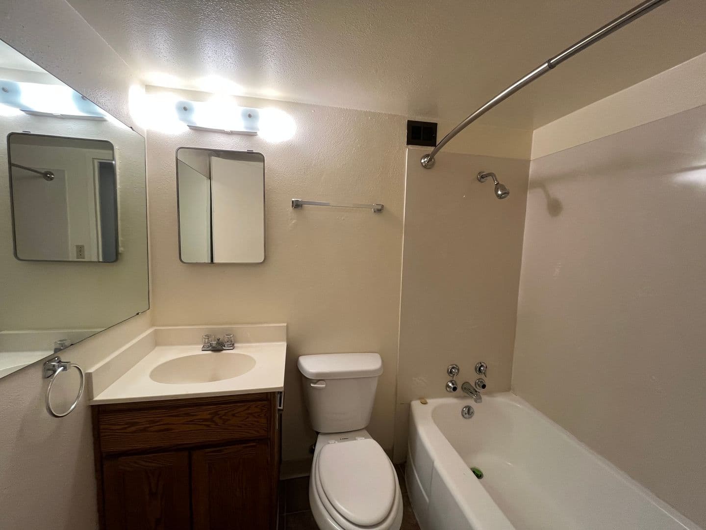 Medford Apartment: 235 S Oakdale Ave.