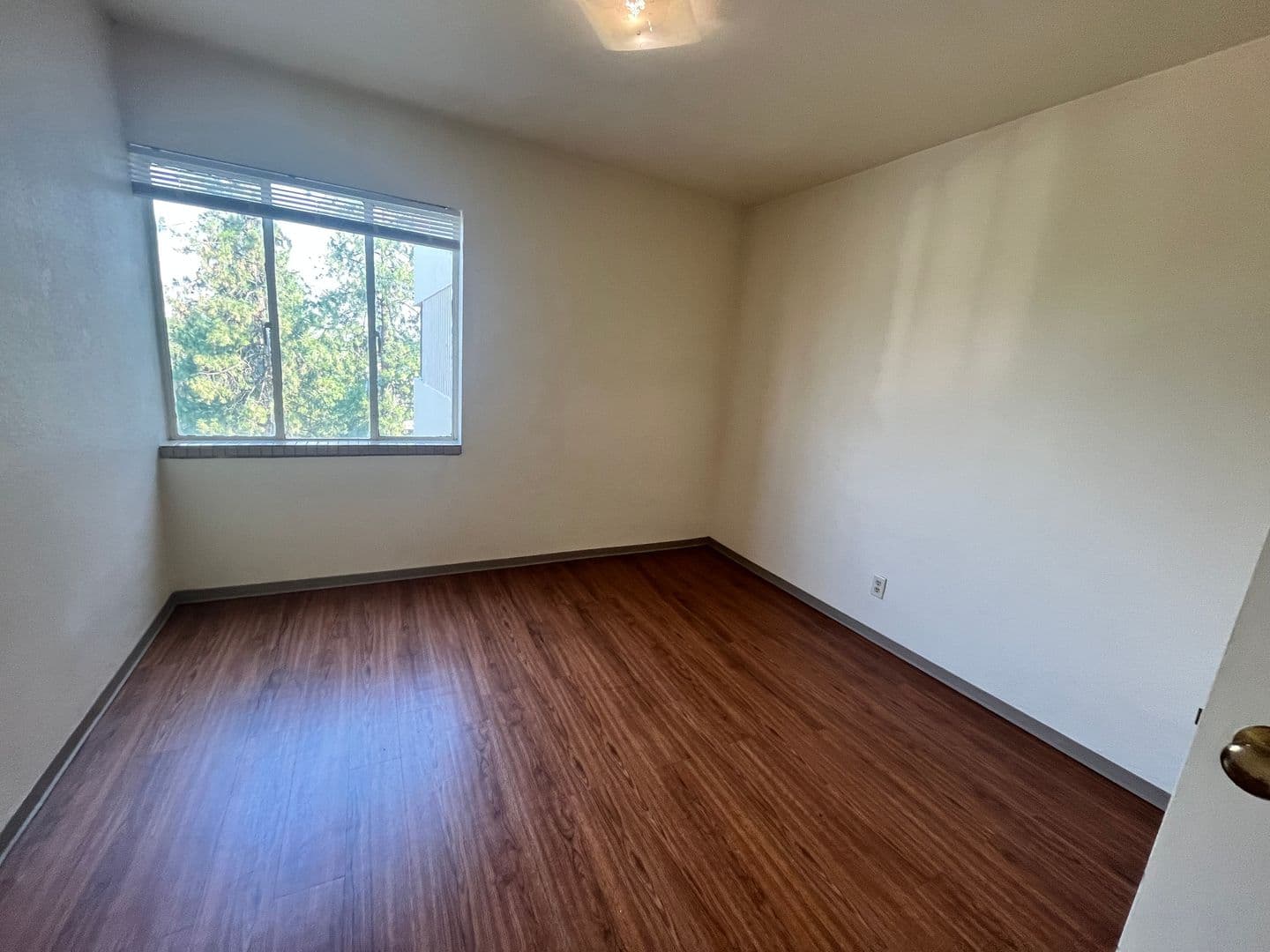 Medford Apartment: 235 S Oakdale Ave.
