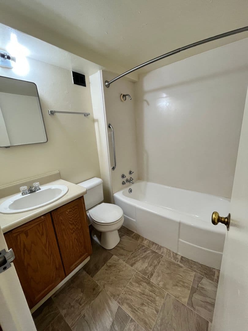 Medford Apartment: 235 S Oakdale Ave.
