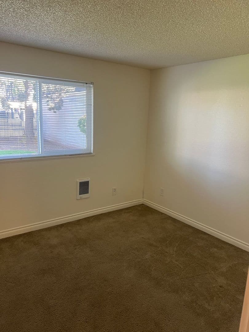Hillsboro Apartment: 760 SE 10th Ave