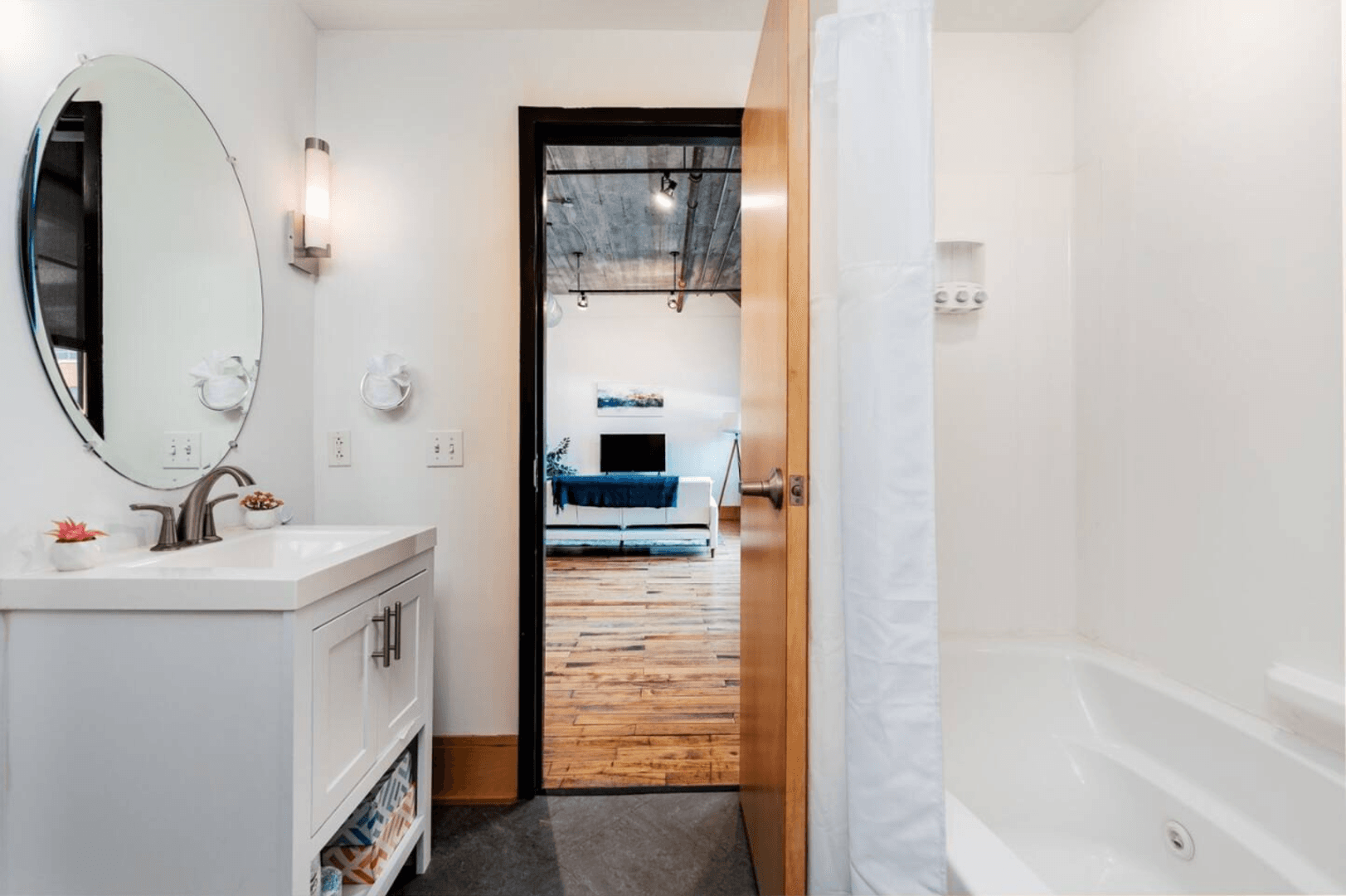 Saint Louis Apartment: 2034 Lucas Ave
