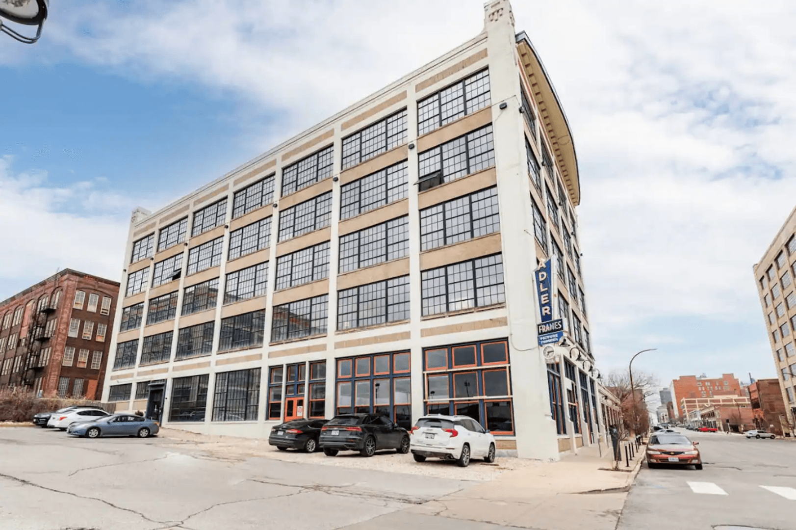 Saint Louis Apartment: 2034 Lucas Ave