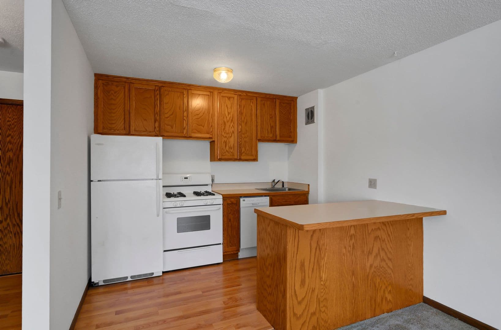 Saint Louis Park Apartment: 4320 36 1/2 St