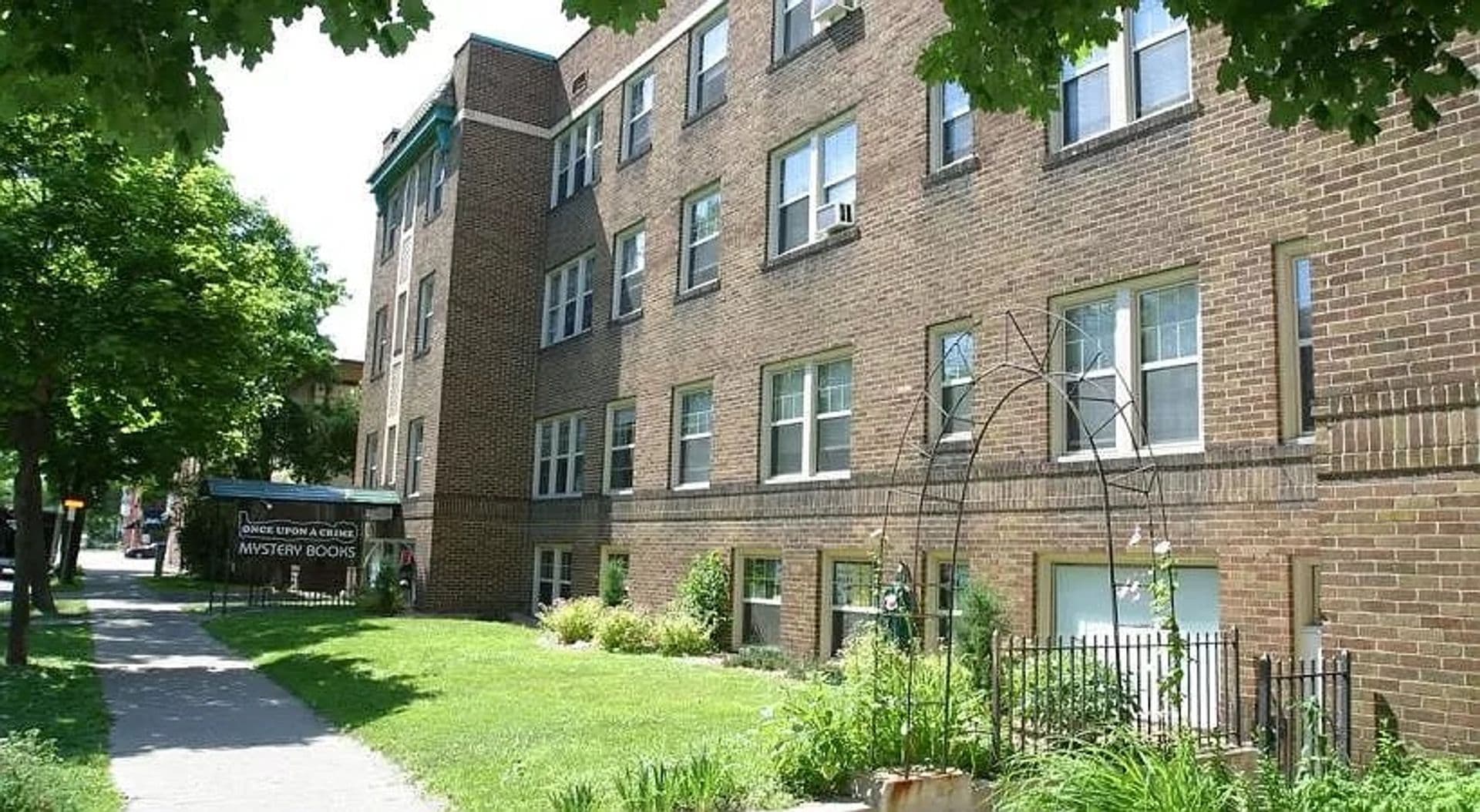 Minneapolis Apartment: 2552 Garfield Ave S