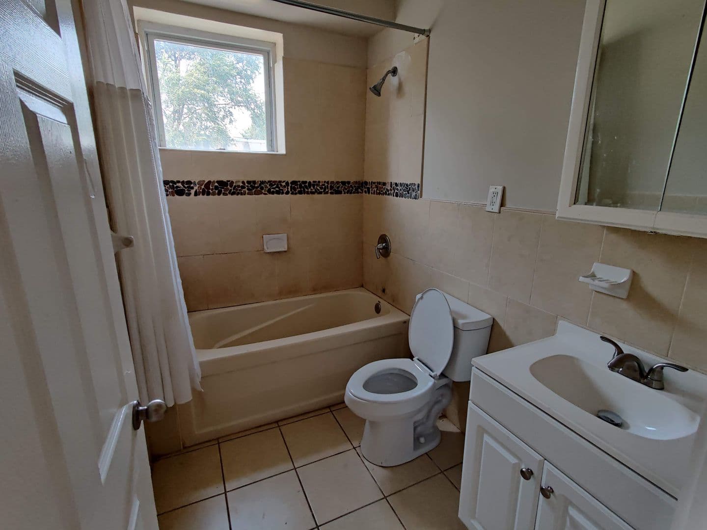 Philadelphia Apartment: 4051 N Broad St