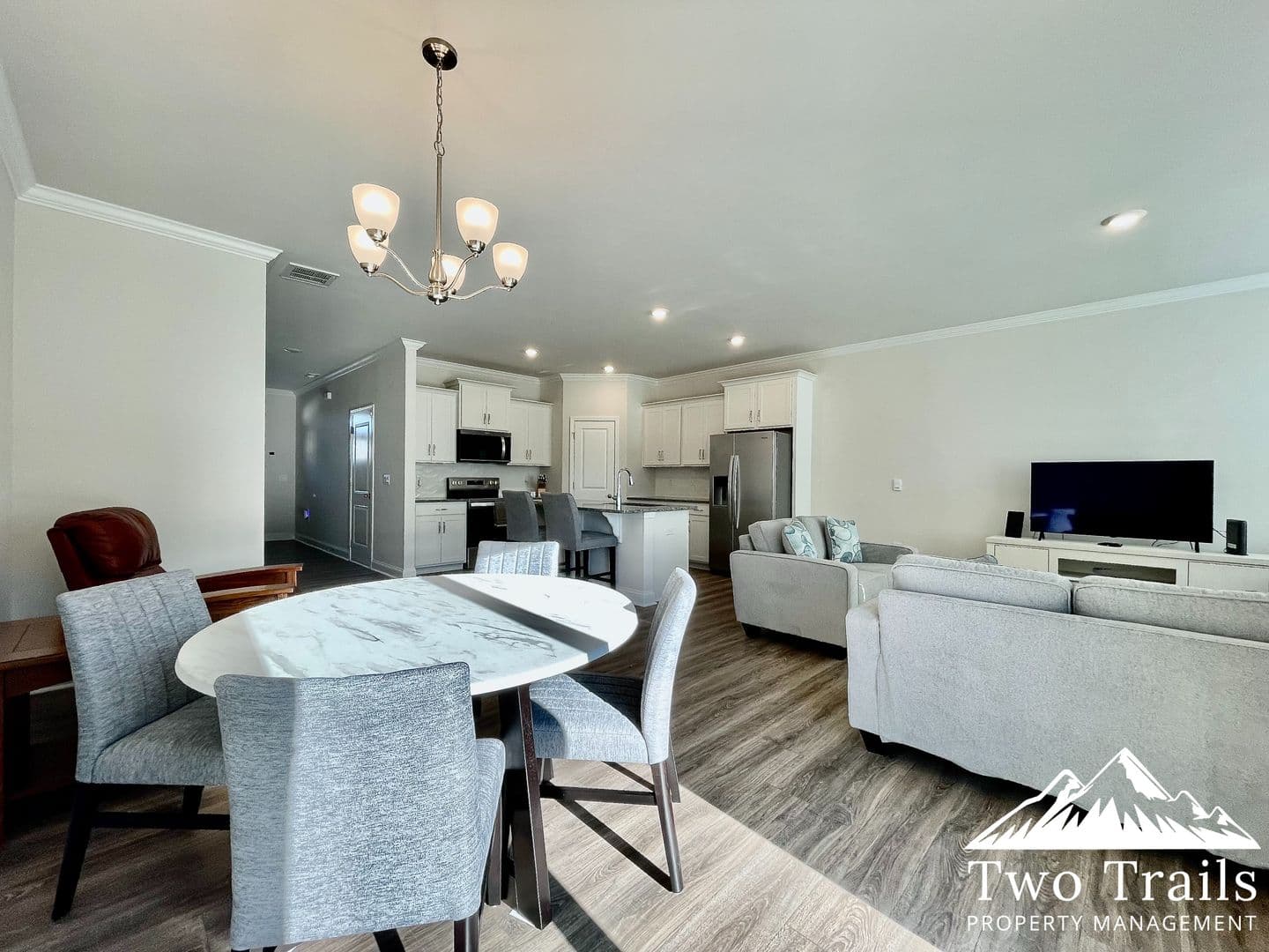 Hendersonville House: 407 Creekview Rd.