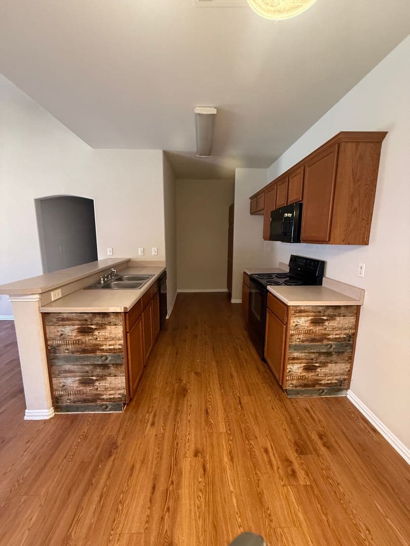 Weatherford Apartment: Sylvia 957