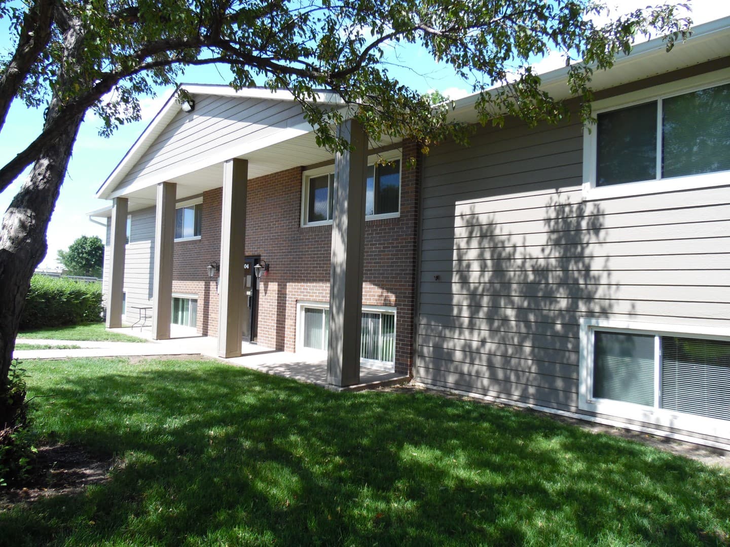 Sioux Falls Apartment: 4400 S Louise Avenue